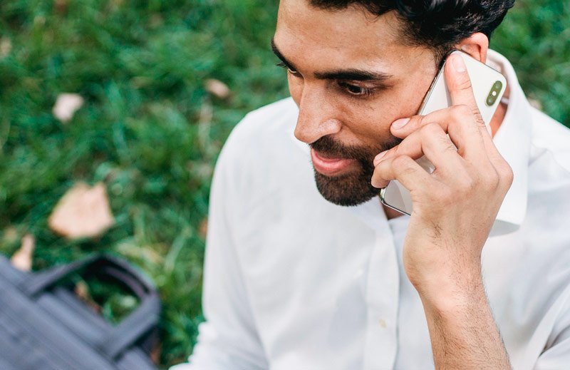 Hombre contactando por teléfono móvil con CYRMA